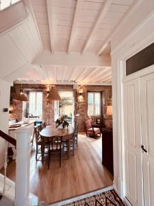 a kitchen and dining room with a table and chairs at A Casa das Nenas in Villanueva de Arosa +26 photos