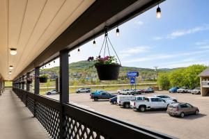 ein Balkon mit Blick auf einen Parkplatz in der Unterkunft Travelodge by Wyndam Chetwynd in Chetwynd