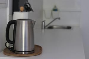 a tea kettle on a counter in a kitchen at MaRuLiving M71 EG in Cologne