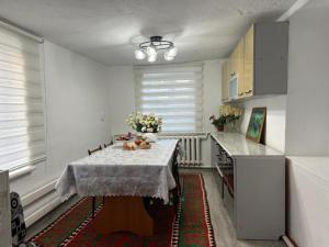a dining room with a table and a kitchen at Guest House Aska Ethno in Kochkorka