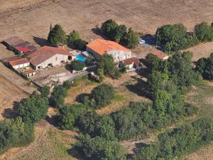 an aerial view of a house in a field at Le Domaine de Champerou - Chambres d'hôtes in Cabariot