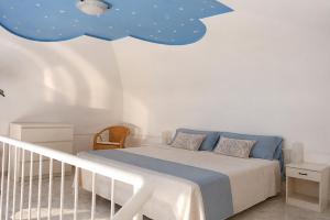 a bedroom with a bed with a cloud and stars on the ceiling at Maridea - Il Borgo in Ponza