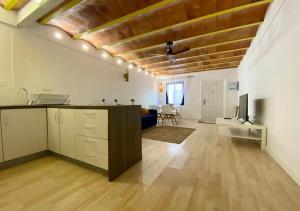 a kitchen and living room with a wooden ceiling at Vientos de Tabarca 5 in Tabarca