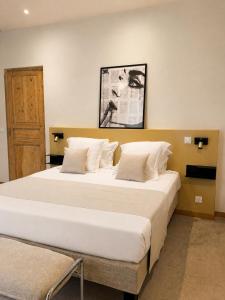 a bedroom with two beds and a picture on the wall at LE PALMIER Aigues-Mortes Petite Camargue in Aigues-Mortes +25 photos