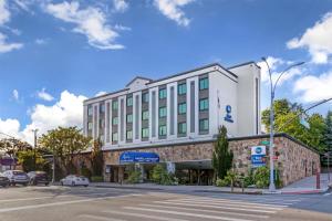 Un gran edificio blanco en una calle con una carretera. en Best Western Queens Gold Coast, en Queens