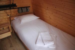 a bed with two towels on it in a room at Montejunto Bungalows in Cadaval