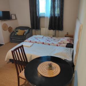 a small room with a table and a bed at Redkot 40A in Zielona Góra