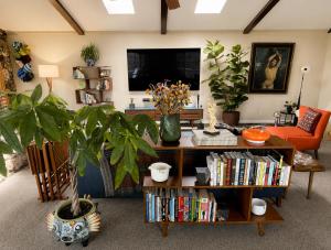 a living room with a book shelf filled with books at Mountain Daddies Boutique Bed & Breakfast near Yosemite - Fresh Homemade Breakfast Included in Oakhurst +53 photos