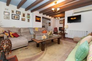 a living room with a couch and a table at Casa rural Casa Leles in Lagata
