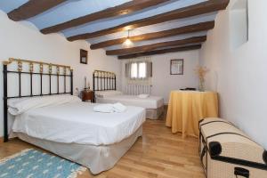 a bedroom with two beds and a table in it at Casa rural Casa Leles in Lagata