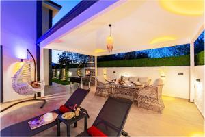 a living room with a patio with a table and chairs at Villa Bella in Doger Koyu