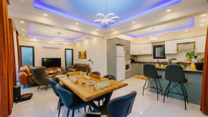 a dining room and kitchen with a table and chairs at Villa Bella in Doger Koyu