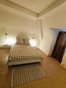 a bedroom with a bed in the corner of a room at Max-El's Home in Geispolsheim