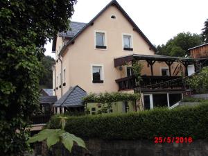 a large house with a fence in front of it at Ferienwohnungen "Gründelrast" in Prossen