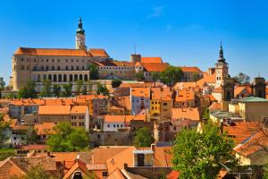 Nespecifikovaný výhled na destinaci Valtice nebo výhled na město při pohledu z hotelu