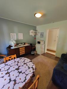 a room with a bedroom with a bed and a kitchen at Wanha Mannila in Savonlinna