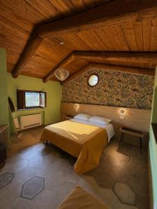 a bedroom with a bed and a wooden ceiling at Domus Lauri in Laurino