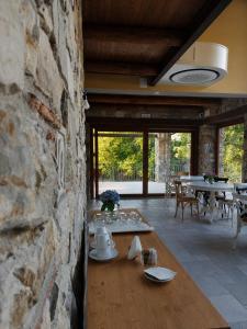 a room with a stone wall and a wooden table at Domus Lauri in Laurino