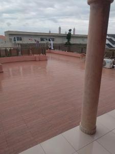 a pole on a building with a basketball court at Appartement 2 chambres salon in Cotonou