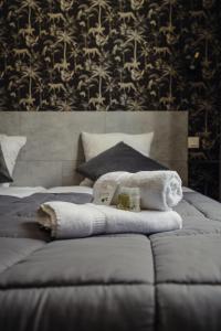 a bed with towels and candles on top of it at le Bistrot des Portes in Les Portes