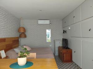 a small bedroom with a bed and a table at Casa Olivia Habitación Privada in Alta Gracia