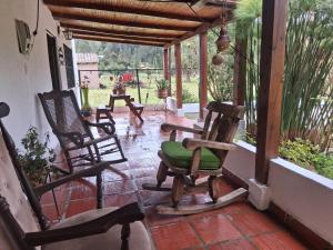 a porch with chairs and a table on a patio at Fonte di vita in Duitama