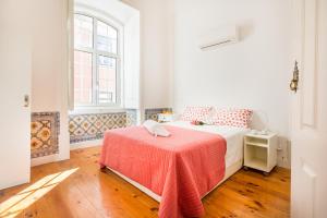 リスボンにあるCoeur de Fernのベッドルーム1室(赤い毛布付きのベッド1台付)