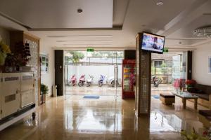 a lobby with motorcycles parked in a garage at Thien Nga Hotel in Buon Ma Thuot