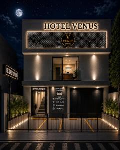 a hotel veritas at night with the moon in the sky at hotel venus in Los Patios