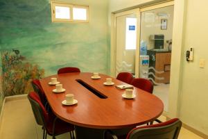 uma sala de conferências com mesa e cadeiras de madeira em Hotel Mocali em Puerto Vallarta