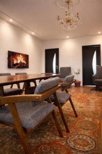 a dining room with a wooden table and chairs at Sis Guest House in Tsʼoghamarg