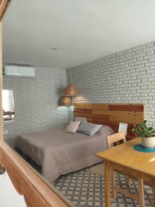 a bedroom with a bed and a table at Casa Olivia Habitación Privada in Alta Gracia