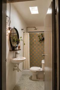 a bathroom with a sink and a toilet and a shower at Rio Elemento Minca in Santa Marta