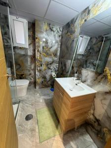 a bathroom with a sink and a mirror at Maristas in Valencia