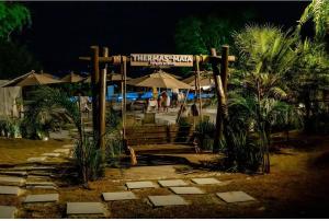 a sign for a restaurant with benches and umbrellas at Hotel Thermas da Mata e Parque aquático - Cotia próximo ao Animália Park in Cotia