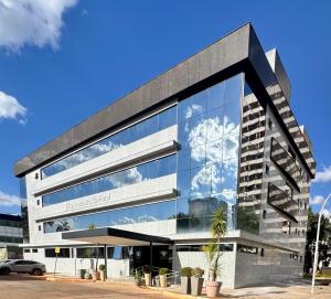 an office building with a lot of windows at Esplanada Brasilia Hotel e Eventos in Brasília