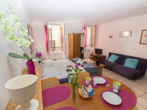 una sala de estar con un sofá y una mesa en Studios Alea, en Cannes