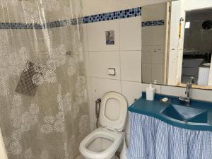 a small bathroom with a toilet and a sink at Casarão Centenário in Passos