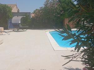 a swimming pool in the middle of a yard at Studio cosy in Sorgues