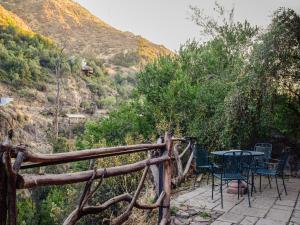 a patio with a table and chairs and a fence at Casa Nilhue Camino a Farellones in Lo Barnechea