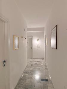 a hallway with white walls and a tile floor at La casa di Michelle in Foggia