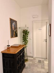 a room with a cabinet and a door with a plant at La casa di Michelle in Foggia