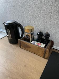 a wooden tray with a coffee maker and a mug at The White Farm in Skanderborg