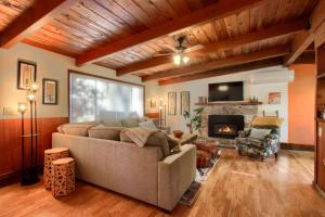 a living room with a couch and a fireplace at Orange Door Electric Fireplace bbq in Oakhurst