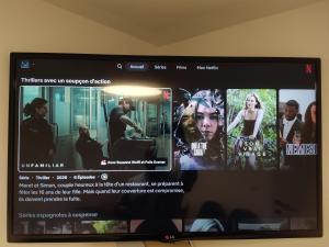 a computer screen with a movie on it at Chambre d'hôte à Wiltz in Wiltz