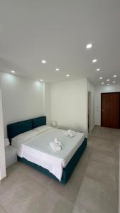 a bedroom with a large bed with towels on it at San Lorenzo Palace in Reitani