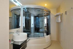 y baño con lavabo y ducha. en Elios Hotel en Ho Chi Minh
