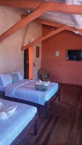 a room with two beds in a room at Loki Cusco in Cusco