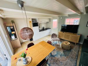 a living room with a table and a kitchen at Balsemientexel in De Koog