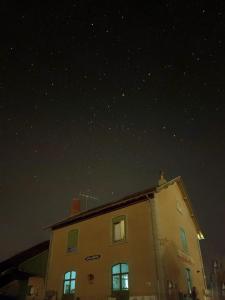 a building with a starry sky above it at night at L'auberge de la Ludogare in Saillagouse